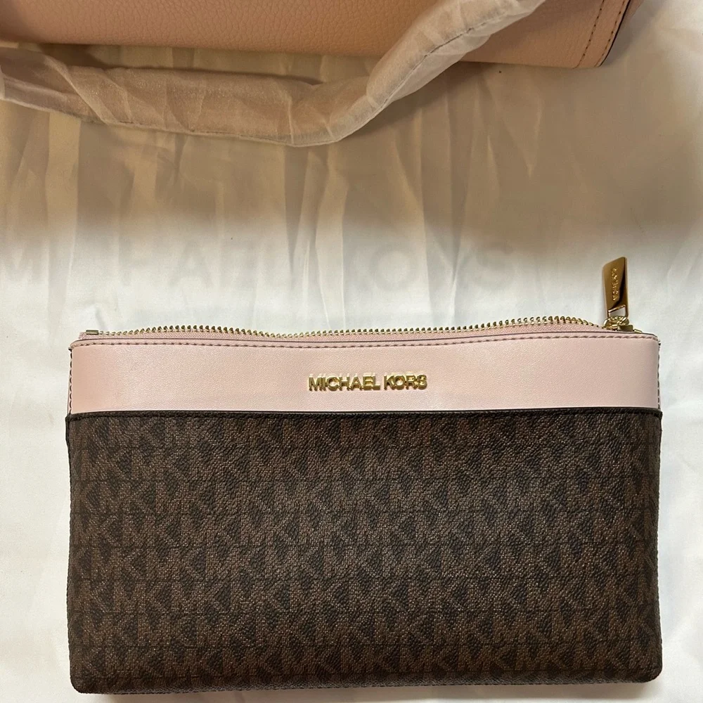 New Michael Kors Maisie
Large Pebbled Leather 2 in-1 Tote
Bag. - Picture 13 of 16